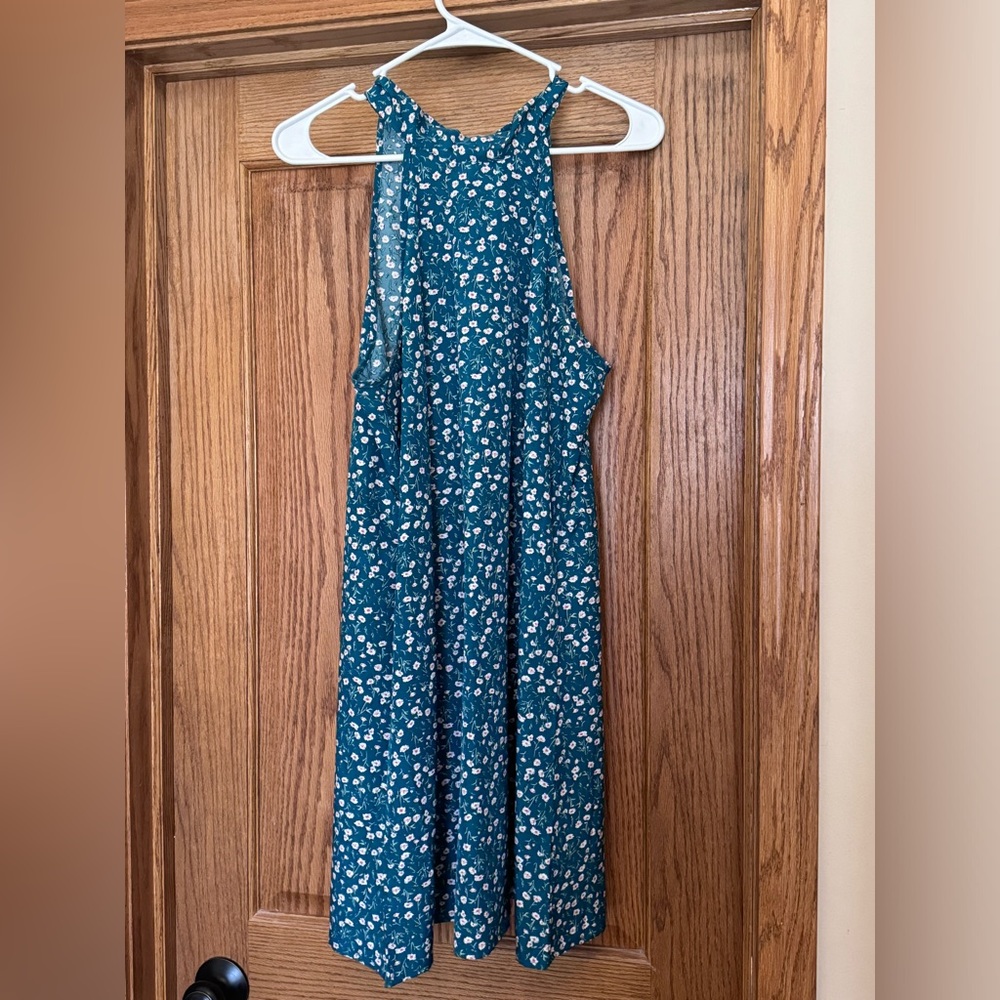 Beautiful flora green and white spring dress with adjustable tie neck detail